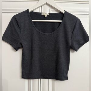 Zenana Outfitters Women’s Size Large Dark Grey Scoop Neck Cropped T-Shirt